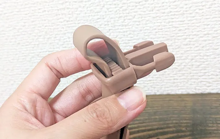 『3COINS ジャケットホルダー』の写真（撮影：ワード）