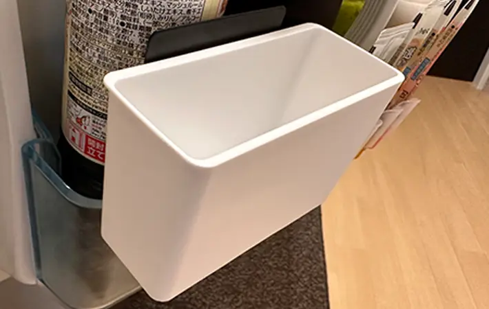 100円ショップ『ダイソー』のブックエンドの写真（撮影：grapeライフハック編集部）