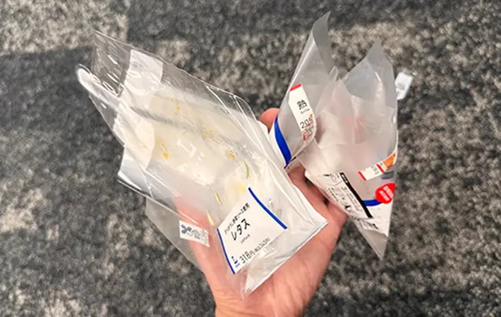 おにぎりとサンドイッチのゴミの写真（撮影：grape編集部）