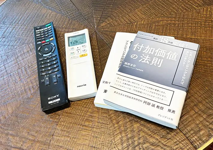 リモコンと本の写真（撮影：grapeライフハック編集部）