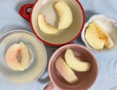切った桃を色止め用の液に漬ける写真（撮影：grapeフード編集部）