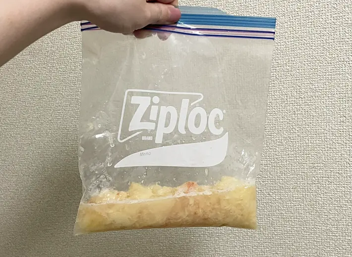 ジッパー袋に桃の果肉を入れて潰した写真（撮影：grapeフード編集部）