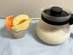 桃とミルクティーの写真桃とミルクティーのアイスの写真（撮影：grapeフード編集部）