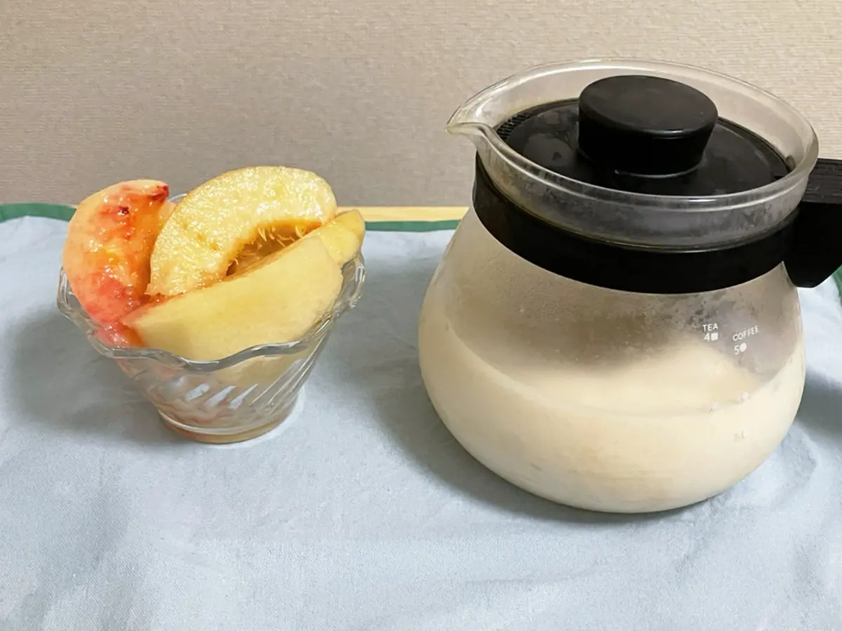 桃とミルクティーの写真桃とミルクティーのアイスの写真(撮影:grapeフード編集部)