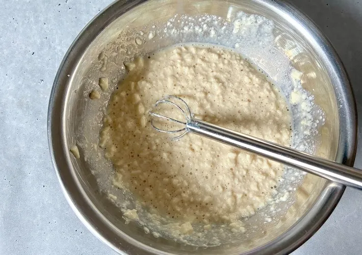 豆腐を泡立て器で混ぜる画像（撮影：エニママ）