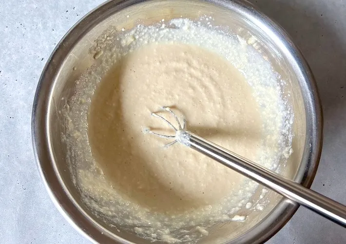 泡立て器で混ぜてなめらかになった豆腐の画像（撮影：エニママ）
