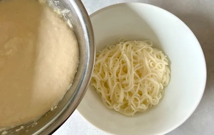 そうめんにスープをかける画像（撮影：エニママ）