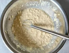 ボウルに入れた豆腐混ぜる場面（撮影：エニママ）