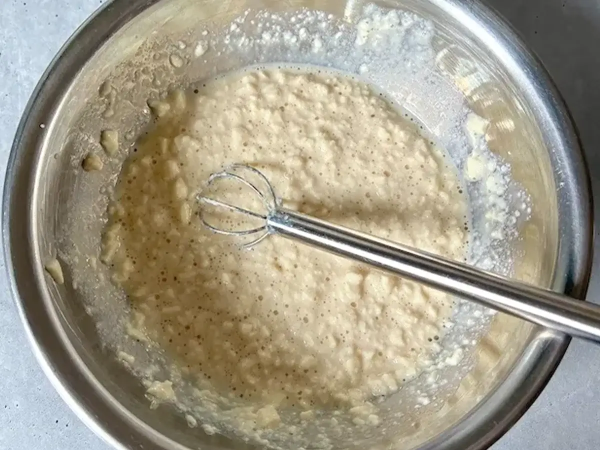 ボウルに入れた豆腐混ぜる場面（撮影：エニママ）