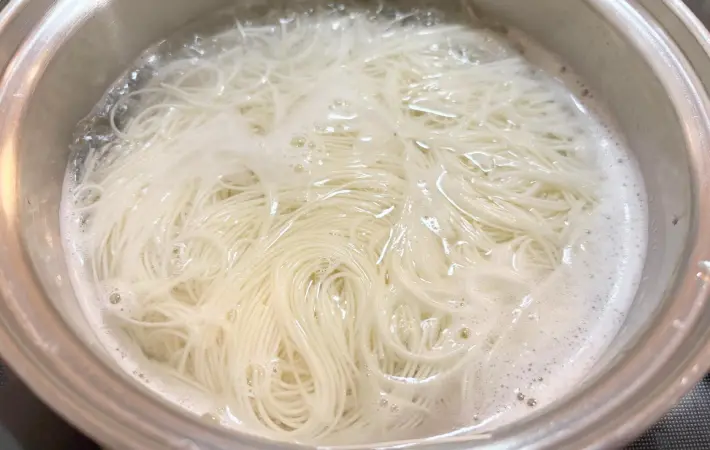そうめんをゆでている画像（撮影：エニママ）