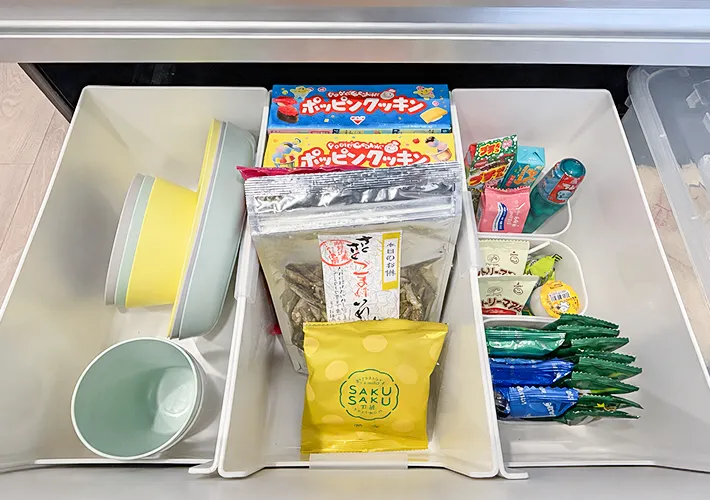 お菓子と皿の収納の写真（撮影：Classy Life）