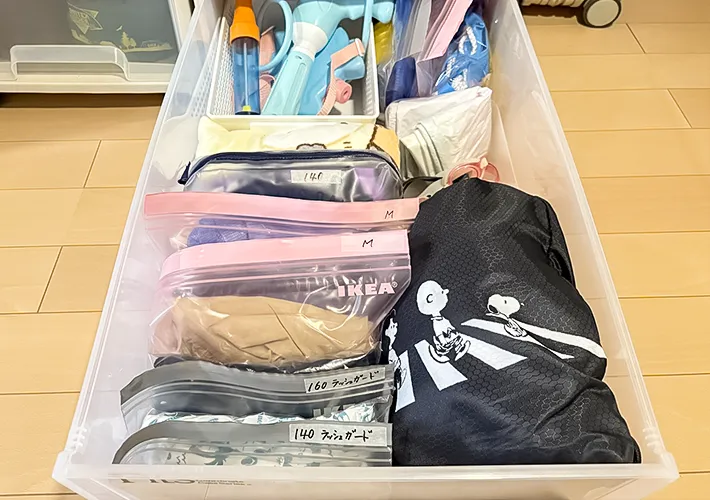 衣装ケースに収納する写真（撮影：Classy Life）