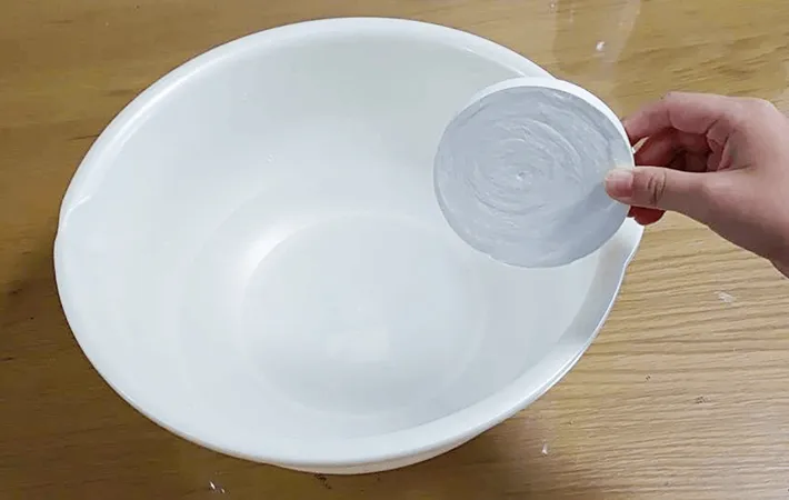 備蓄用圧縮バスタオルを水に浸けている画像（撮影：エニママ）