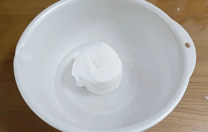 備蓄用圧縮バスタオルが水を吸ってふくらんだ画像（撮影：エニママ）
