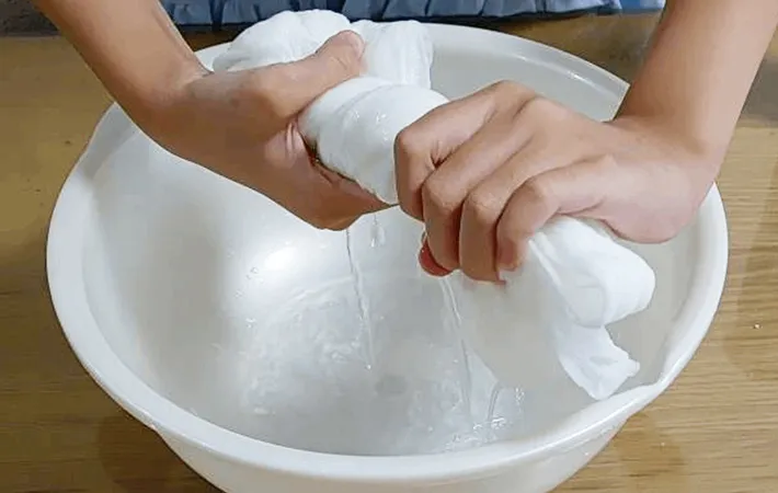 タオルの水をしぼっている画像（撮影：エニママ）
