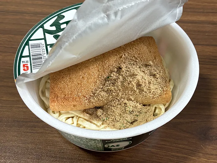 かやくをかけたカップうどん（撮影：grapeライフハック編集部）