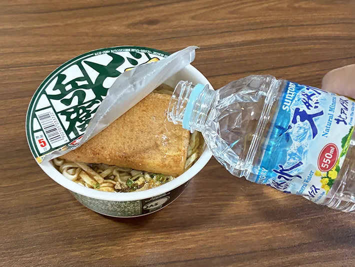 カップうどんに水を注ぐ場面（撮影：grapeライフハック編集部）