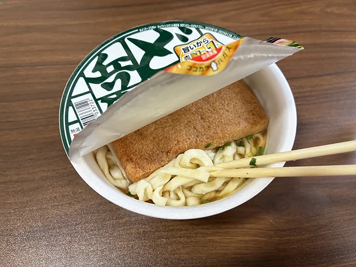 水を注いで30分待った後のカップうどん（撮影：grapeライフハック編集部）