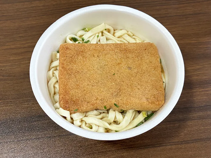 水を注いで1時間後に完成したカップうどん（撮影：grapeライフハック編集部）