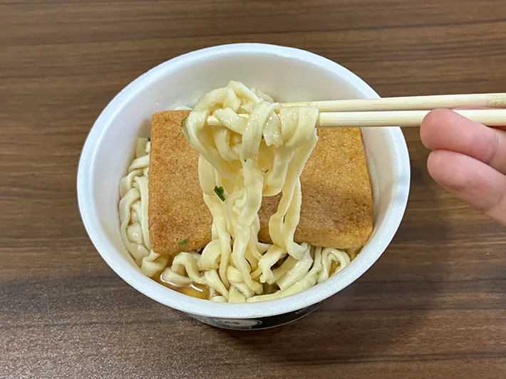 箸で持ち上げるカップうどん（撮影：grapeライフハック編集部）