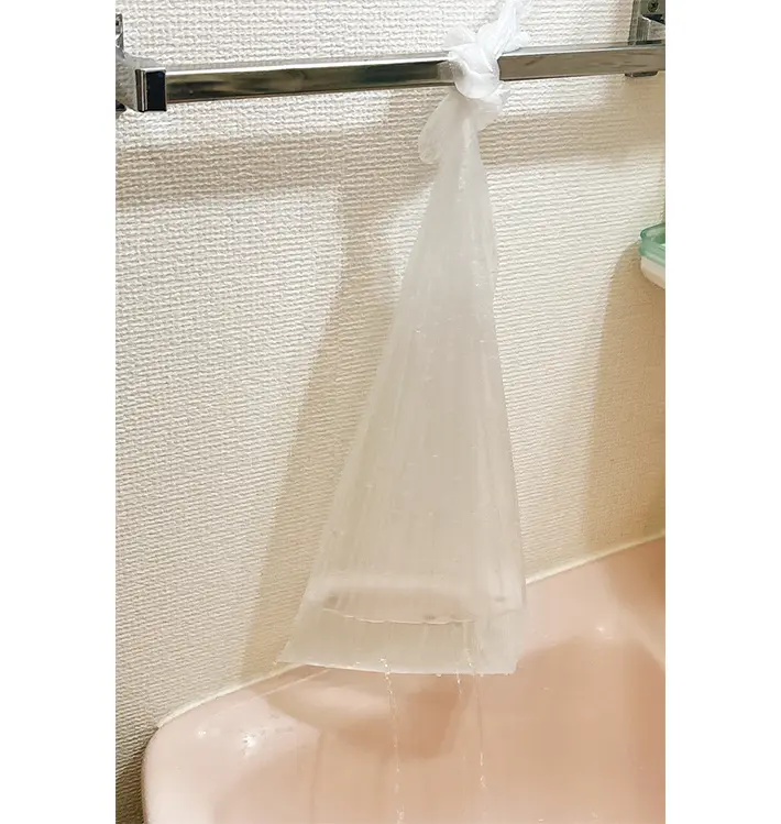 水が入った袋を吊るした写真（撮影：grapeライフハック編集部）