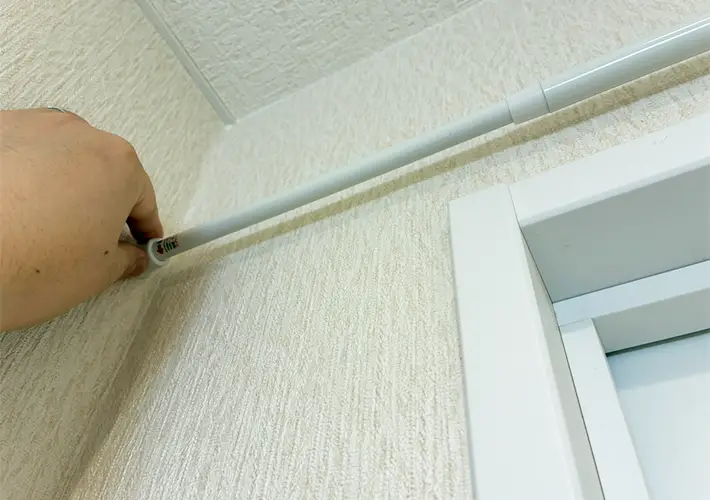 つっぱり棒とワイヤーネットの活用写真（撮影：grapeライフハック編集部）
