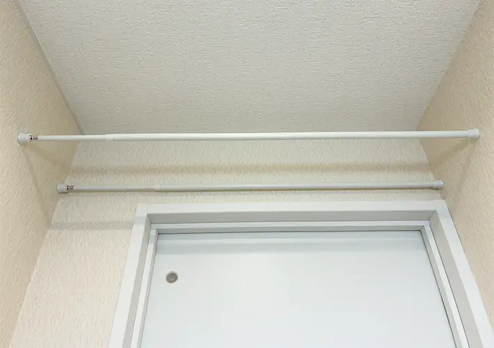 つっぱり棒とワイヤーネットの活用写真（撮影：grapeライフハック編集部）