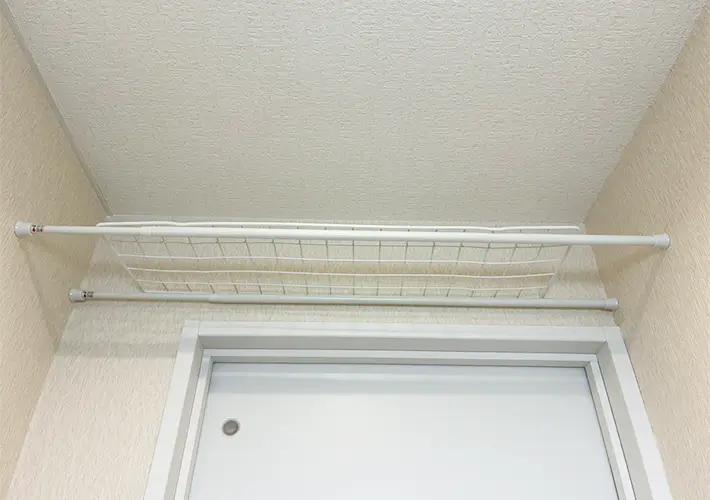 つっぱり棒とワイヤーネットの活用写真（撮影：grapeライフハック編集部）