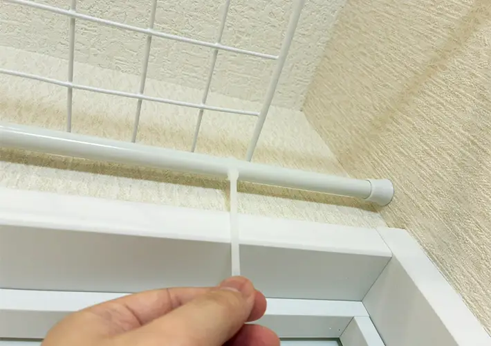 つっぱり棒とワイヤーネットの活用写真（撮影：grapeライフハック編集部）