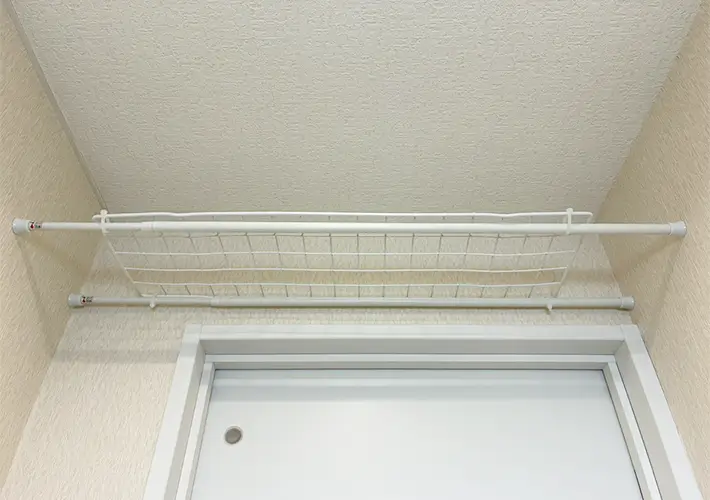 つっぱり棒とワイヤーネットの活用写真（撮影：grapeライフハック編集部）