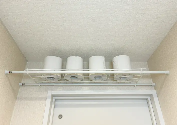 つっぱり棒とワイヤーネットの活用写真（撮影：grapeライフハック編集部）