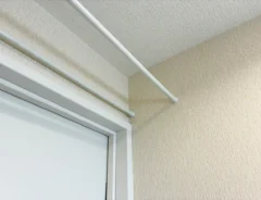 つっぱり棒とワイヤーネットの活用写真（撮影：grapeライフハック編集部）