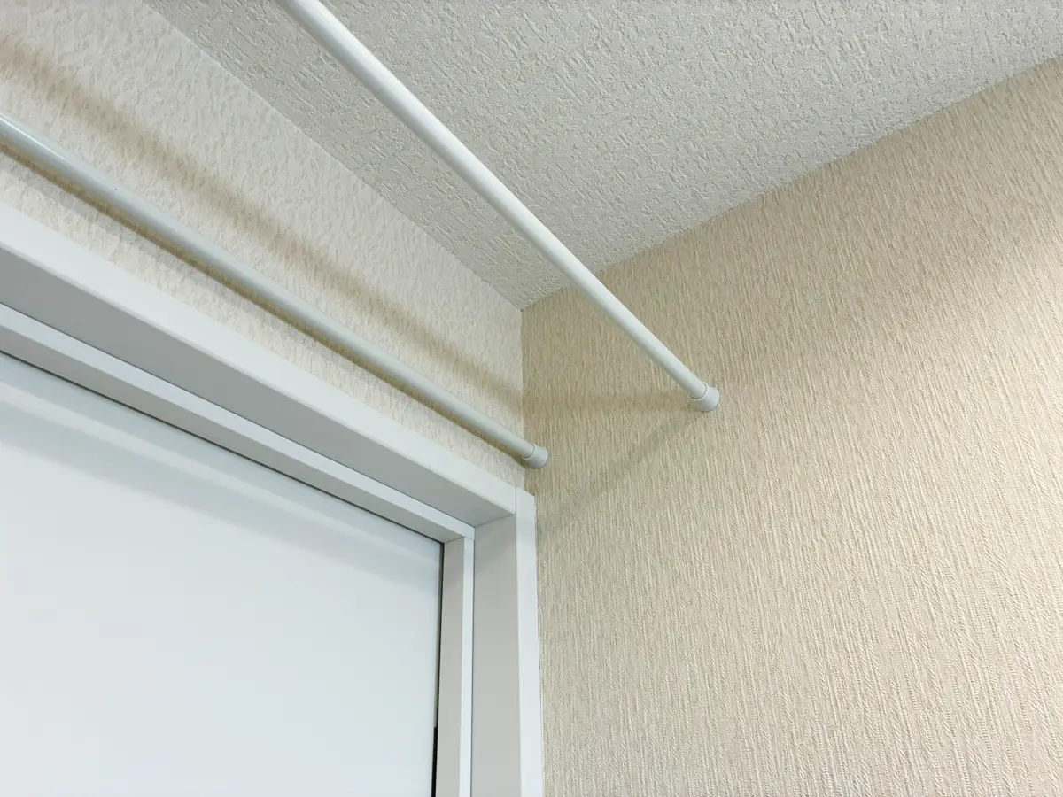 つっぱり棒とワイヤーネットの活用写真(撮影:grapeライフハック編集部)