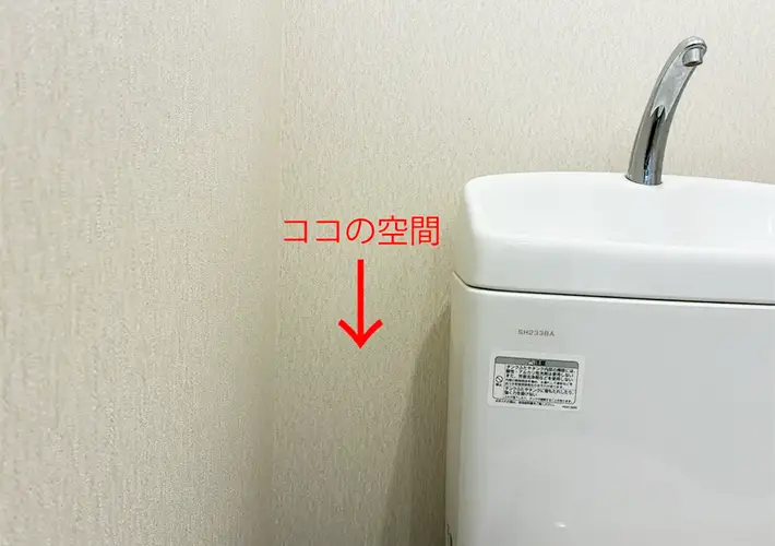 短いつっぱり棒のトイレ収納写真（撮影：grapeライフハック編集部）