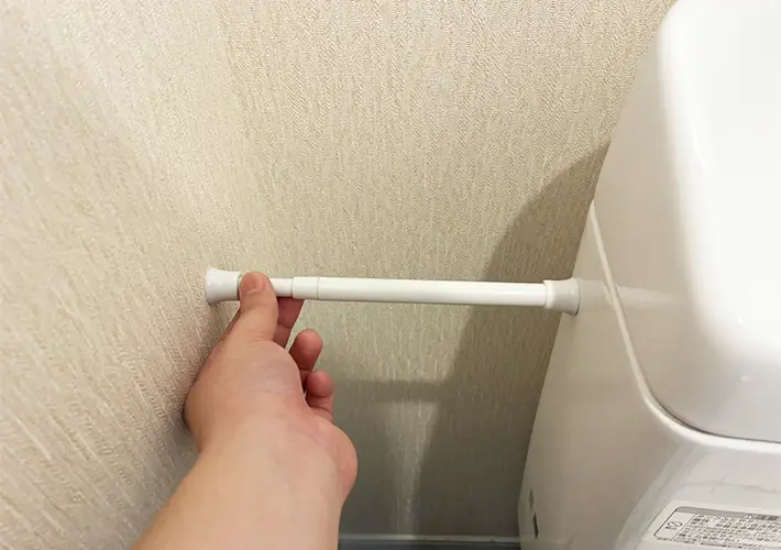 短いつっぱり棒のトイレ収納写真（撮影：grapeライフハック編集部）