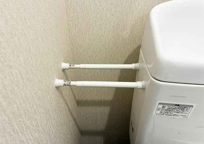 短いつっぱり棒のトイレ収納写真（撮影：grapeライフハック編集部）