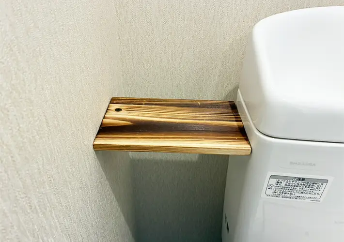 短いつっぱり棒のトイレ収納写真（撮影：grapeライフハック編集部）