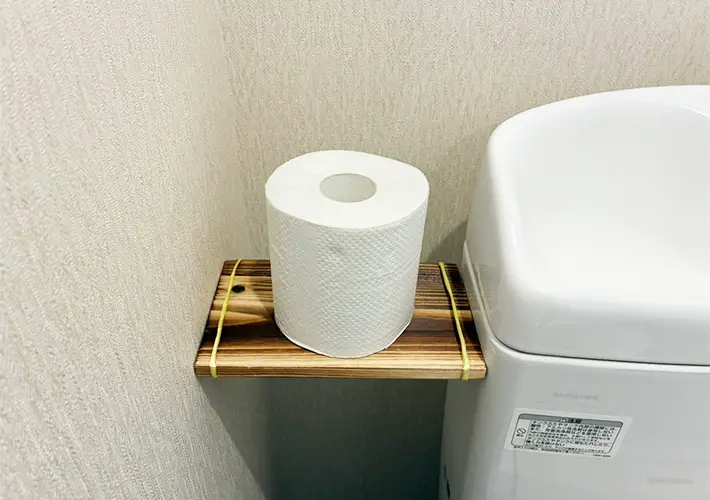 短いつっぱり棒のトイレ収納写真（撮影：grapeライフハック編集部）