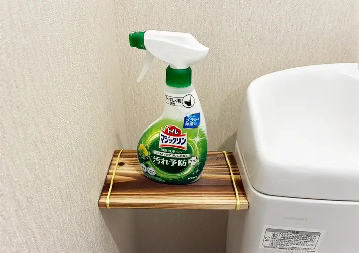 短いつっぱり棒のトイレ収納写真（撮影：grapeライフハック編集部）