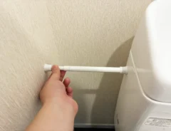 短いつっぱり棒のトイレ収納写真（撮影：grapeライフハック編集部）