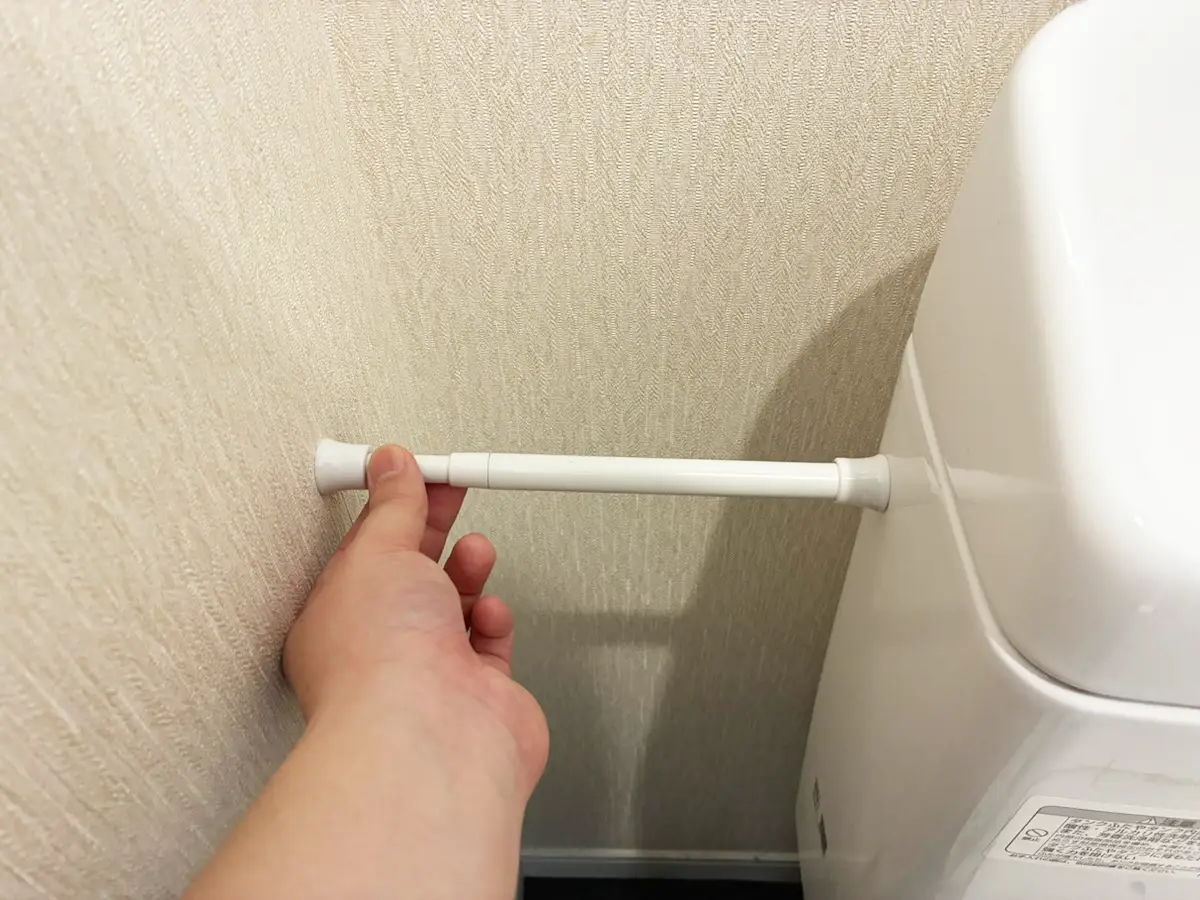短いつっぱり棒のトイレ収納写真(撮影:grapeライフハック編集部)
