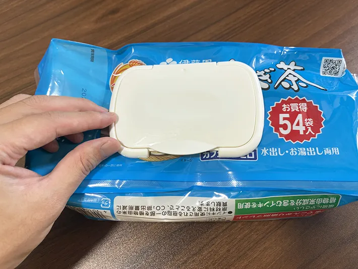 麦茶パックの袋にウェットシートの蓋をつける場面（撮影：grapeライフハック編集部）