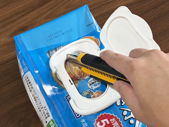 麦茶パックの袋にカッターナイフで切れ込みを入れる場面（撮影：grapeライフハック編集部）