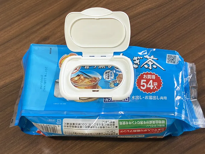 ウェットシートの蓋をつけて、切れ込みを入れた麦茶パックの袋（撮影：grapeライフハック編集部）