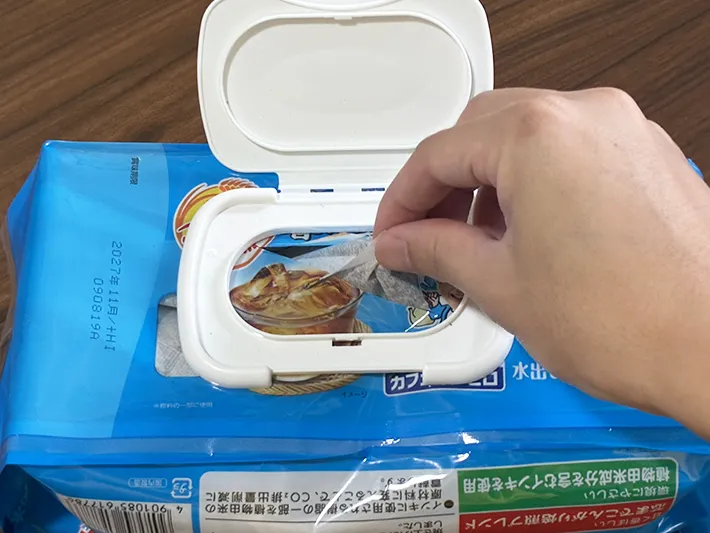 麦茶パックを指でつかむ場面（撮影：grapeライフハック編集部）