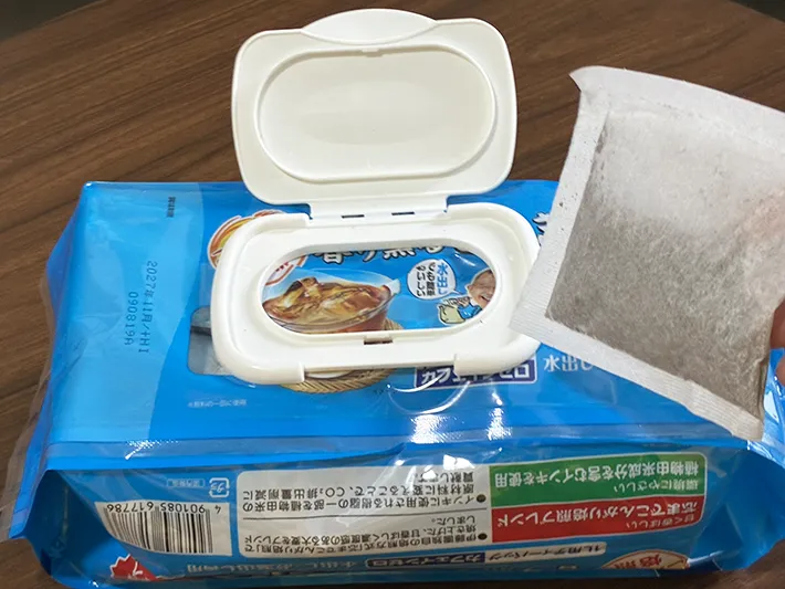 袋から引き出した麦茶パック（撮影：grapeライフハック編集部）