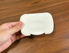 手で持ったウェットシートの蓋（撮影：grapeライフハック編集部）