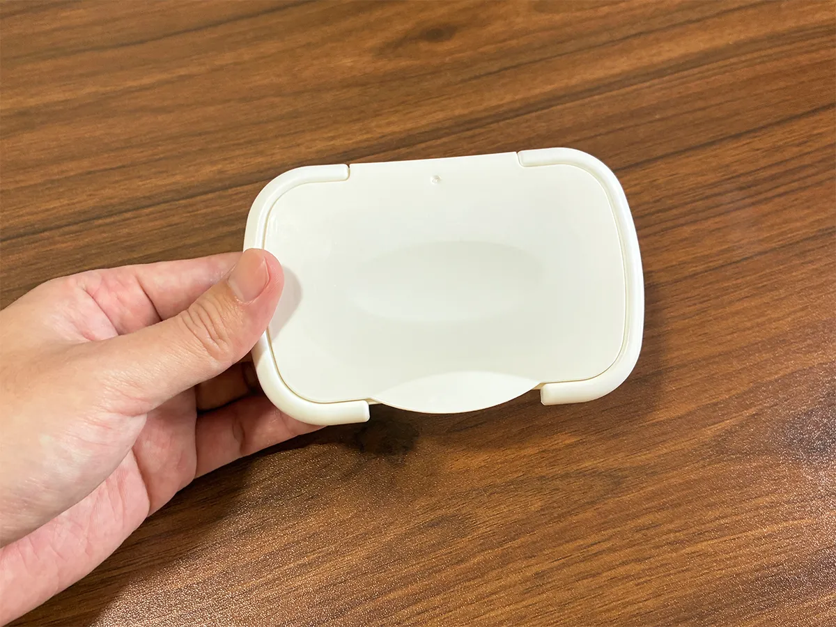 手で持ったウェットシートの蓋（撮影：grapeライフハック編集部）