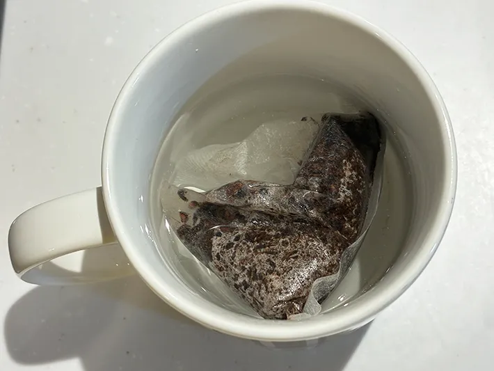 麦茶パックと水が入ったマグカップ（撮影：grapeフード編集部）