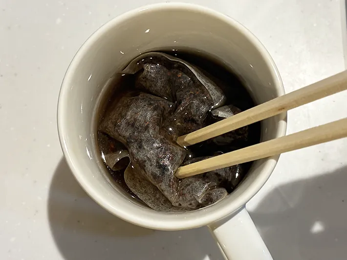 箸で麦茶パックを浸す場面（撮影：grapeフード編集部）